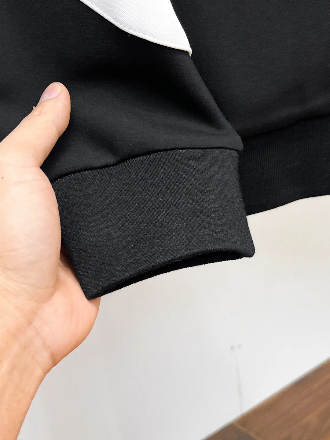 🅿️720 LV 2025 autumn and winter new counter casual suit of the same style, breathable, comfortable and casual! Full of high-end feel! The details are exquisite and high-end, and the workmanship is impeccable! The original high-end fabric is very high-end! The fabric is crisp, anti-wrinkle and wear-resistant, warm, neat and stylish. Everyone must buy a set this autumn and winter. They must look cool and handsome when wearing it. We specially recommend the size M-3XLC30